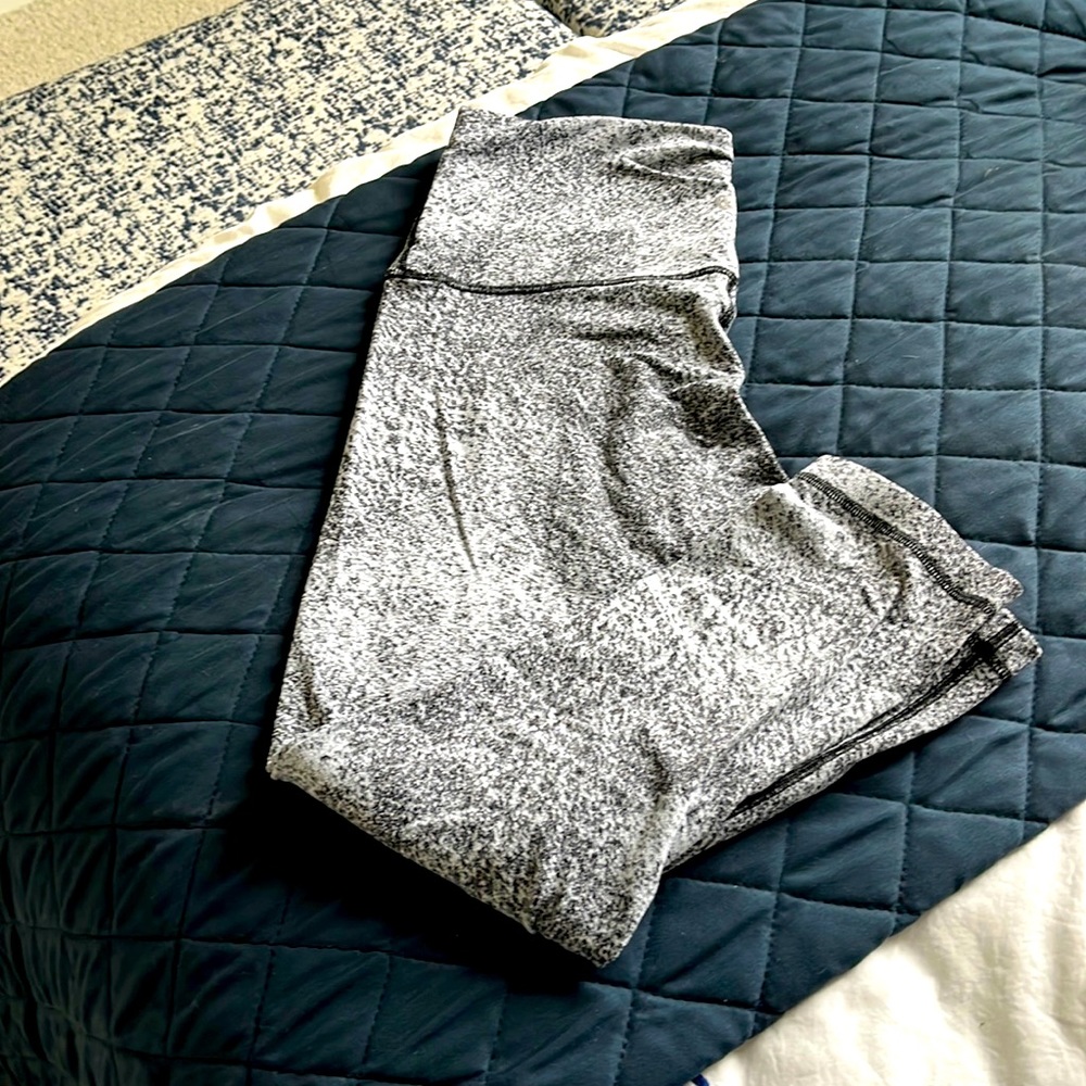Lululemon size 10 high waisted crop legging.